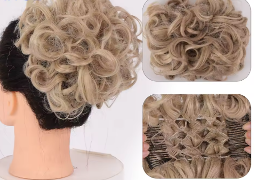 Chignon postiche bouclé porté sur tête — vue de face et détail des peignes
